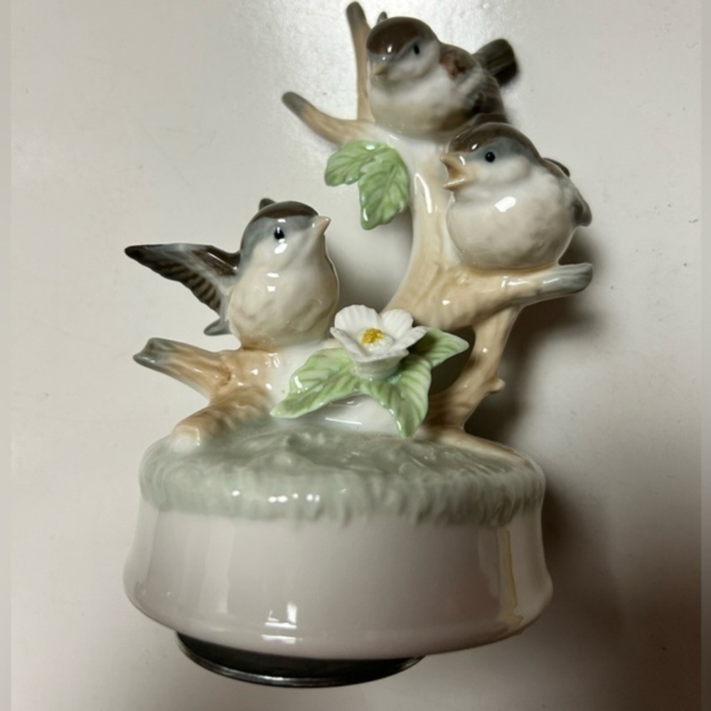 OTAGIRI Japan Porcelain Birds Music Box Figurine‎